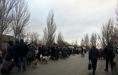 На блокпосту, где проходил обмен пленными, скопилась очередь