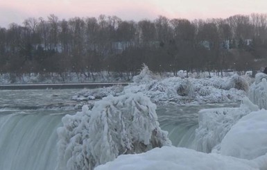 Из-за новогодних морозов замерз Ниагарский водопад