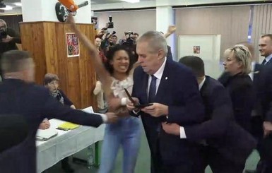 Активистка Femen разделась перед президентом Чехии