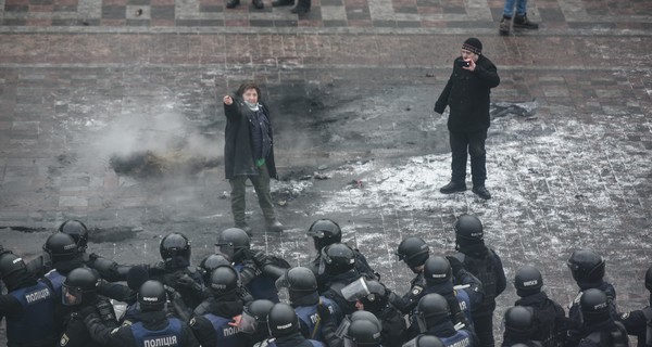 Под Радой стычки, митингующие сожгли флаг России