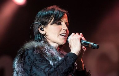 Причину смерти вокалистки The Cranberries решили скрыть