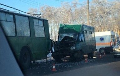 В Чернигове водитель маршрутки не заметил троллейбус и врезался в него