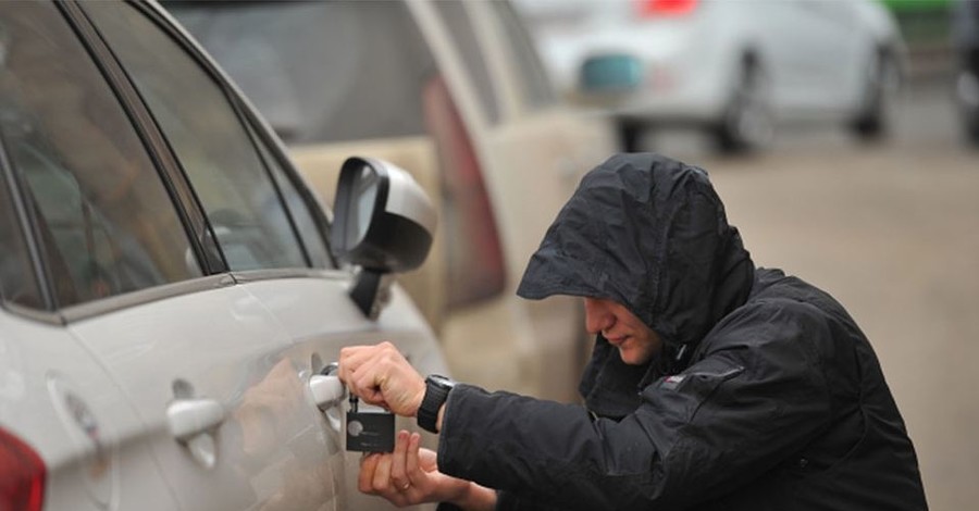 В Киеве у иностранца на его глазах угнали BMW