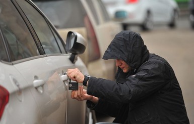 В Киеве у иностранца на его глазах угнали BMW