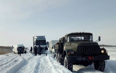 Запорожскую область замело: транспорт пустили в объезд автодороги Васильевка - Бердянск 