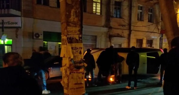 В Херсоне такси врезалось в другую машину и перевернулось на бок