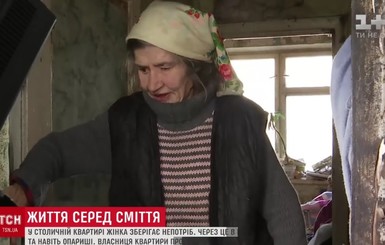 В Киеве жители многоэтажки страдают из-за соседки, коллекционирующей в квартире мусор