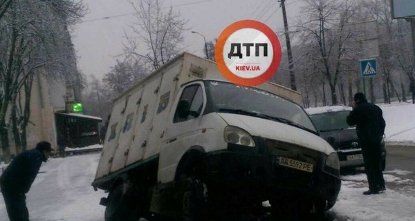 В Киеве хлебовоз провалился под асфальт