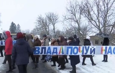 Под Хмельницком жители перекрыли трассу из-за закрытия школ