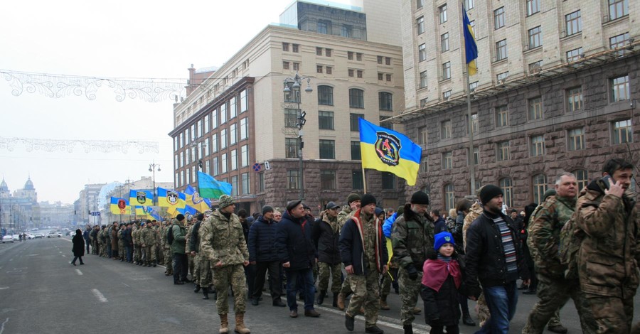 В центре Киева собрался марш памяти защитников Дебальцево