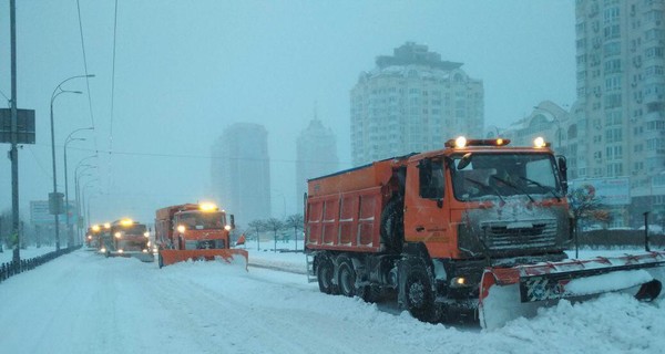 Кличко: Киев борется с непогодой, свыше 670 единиц техники работают на улицах