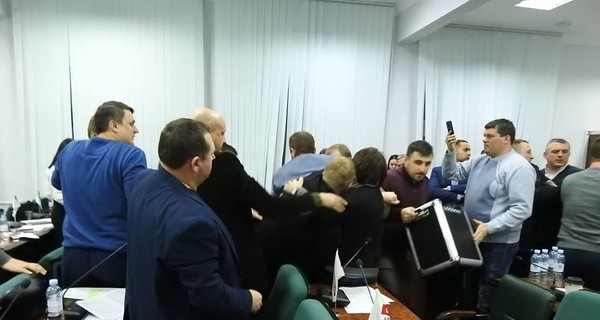 На заседании Луцкого горсовета депутаты подрались под крики 