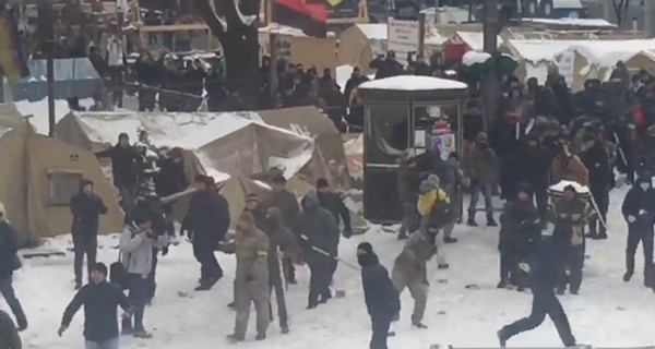 Под Радой митингующие убрали часть палаток, другая часть - 