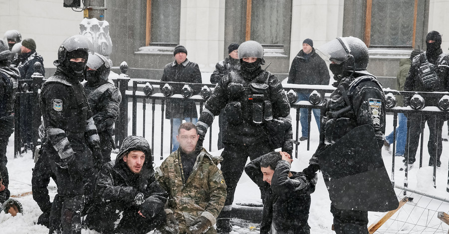 Полиция обыскала палаточный городок под Радой, нашли две гранаты  