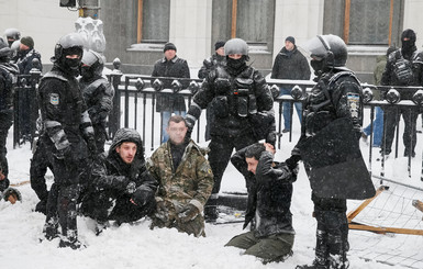 Полиция обыскала палаточный городок под Радой, нашли две гранаты  