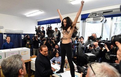 Выборы в Италии: Femen разделась перед Сильвио Берлускони