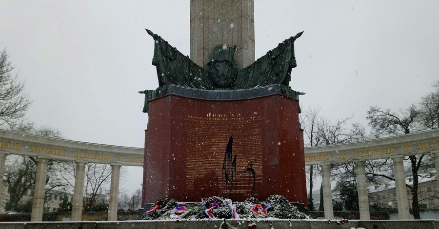 В Вене второй раз за год черной краской облили советский памятник