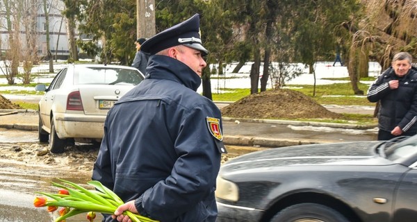 Патрульные останавливали женщин-водителей, чтобы подарить цветы