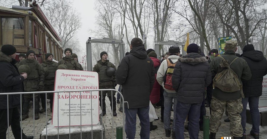 День рождения Шевченко: протестующие ждут Порошенко у памятника в центре Киева