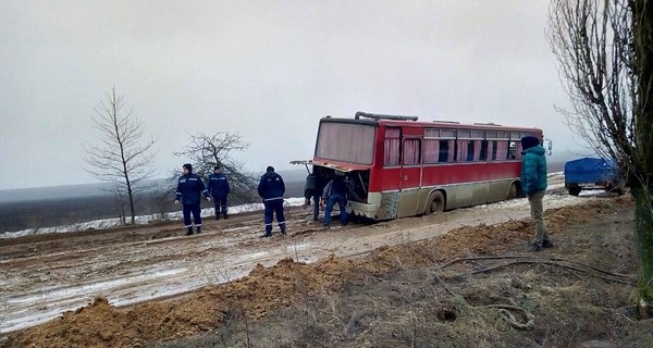 На Николаевщине в грязи увяз автобус с пассажирами