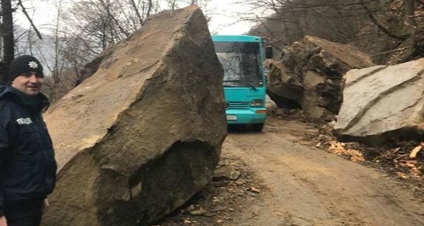 В Закарпатской области на автостраду сошел гигантский селевой поток