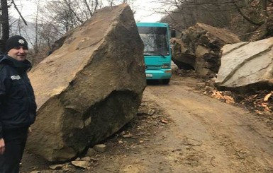 В Закарпатской области на автостраду сошел гигантский селевой поток