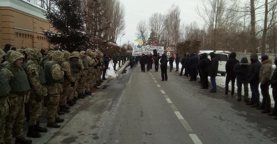 Автопробег не доехал: протестующие пришли к дому Порошенко пешком