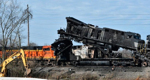 В США столкнулись два товарных поезда, местных жителей эвакуировали