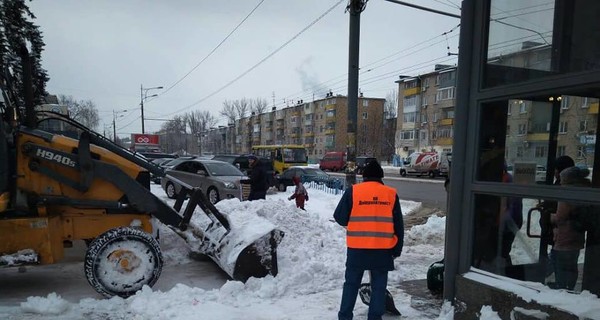 В Днепре применили уникальную для Украины технологию защиты асфальта от льда