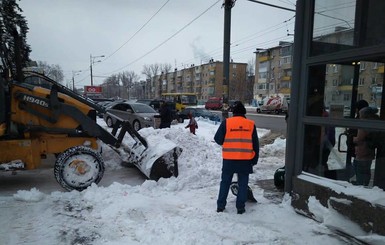 В Днепре применили уникальную для Украины технологию защиты асфальта от льда