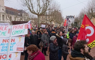 Протесты во Франции: полиция разогнала толпу газом