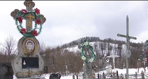 Во Львовской области кладбище начало вымывать речным течением