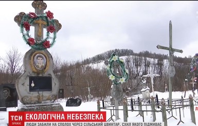 Во Львовской области кладбище начало вымывать речным течением