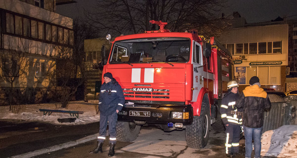 Ночью в Киеве взорвалось авто, есть пострадавший