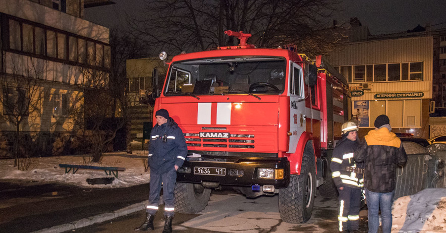 Ночью в Киеве взорвалось авто, есть пострадавший