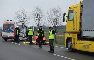 На границе с Польшей украинец на легковушке задавил дальнобойщика