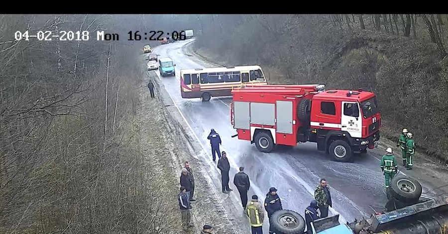 Видео: под Тернополем на скорости перевернулся молоковоз и загорелся