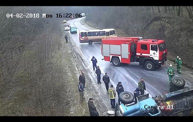 Видео: под Тернополем на скорости перевернулся молоковоз и загорелся