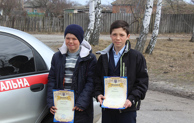 На Полтавщине два школьника спасли старушку из пожара