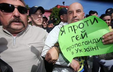 За такую петицию отвести бы вас в полицию