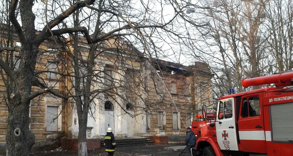 В Харьковской области загорелась старинная усадьба 