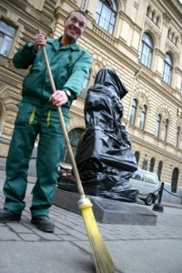 Донецкий замгубернатора знает, как помочь дворникам 