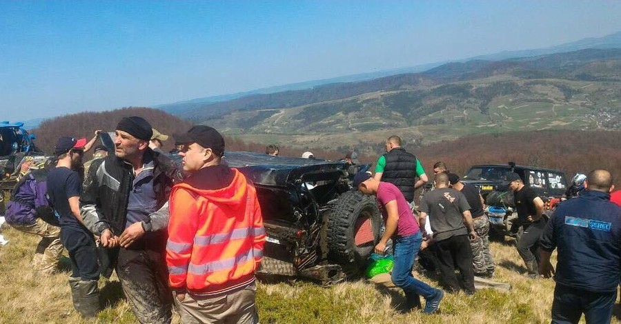 Во Львовской области с горы сорвалась машина с людьми