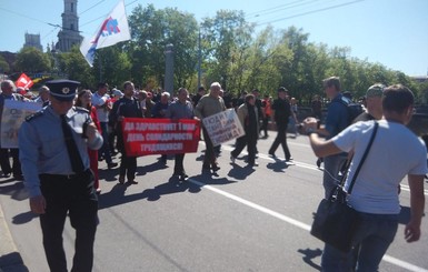 Первомайский митинг в Харькове: активистов пророссийской организации облили кефиром