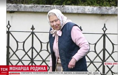 Елизавета II прилетела на встречу с малышом Луи  в платочке и с букетом цветов