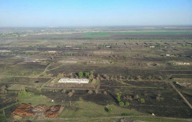 Возле арсенала в Балаклее все еще горит сухая трава