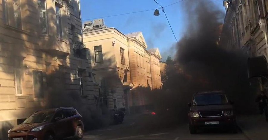 В Москве напали на посольство Латвии