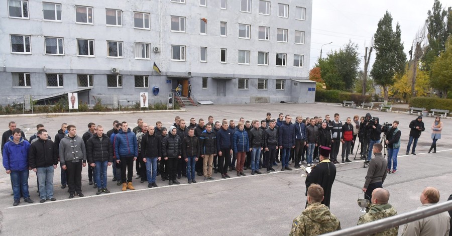 Военкомы взялись за старое: облавы