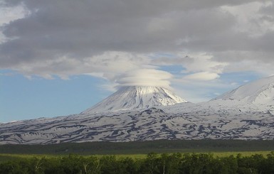 На Камчатке вулкан выбросил столб пепла высотой 6 километров