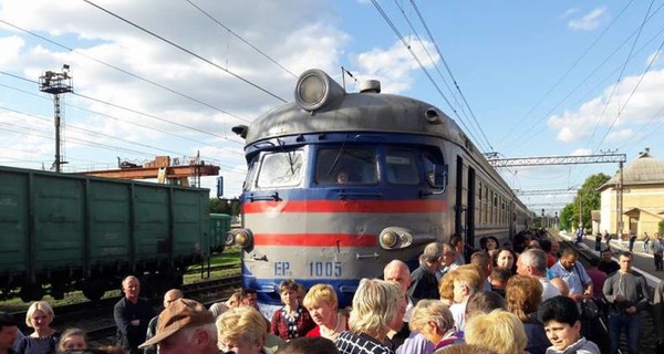 Во Львове пассажиры электричек перекрывают железную дорогу из-за нехватки вагонов